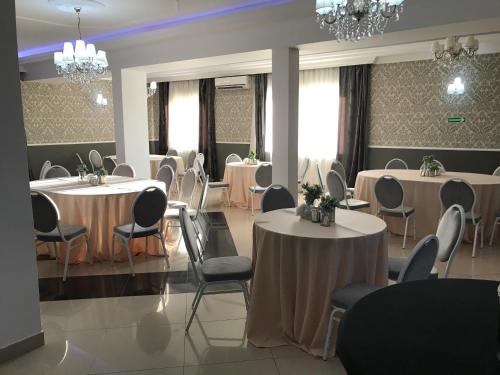um salão de banquetes com mesas, cadeiras e lustres em Rezydencja Sandomierska em Sandomierz