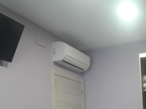 A television and/or entertainment centre at Apartamentos Hiberus Flumen