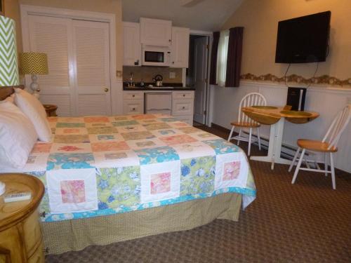 Cucina o angolo cottura di Falmouth Heights Motor Lodge