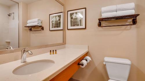y baño con lavabo, espejo y aseo. en Best Western Plus Tuscumbia/Muscle Shoals Hotel & Suites, en Tuscumbia