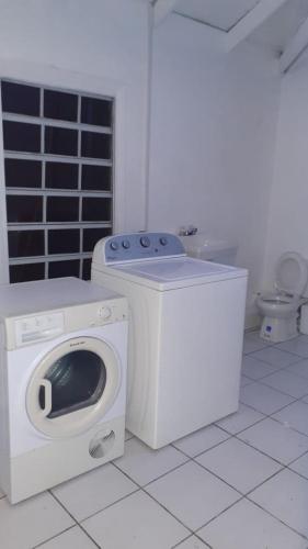 a washing machine and a washer in a bathroom at Calinago Friendly Family Sxm in Philipsburg