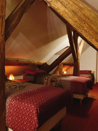 Cette chambre mansardée comprend 2 lits. dans l'établissement L’Alcalys - Maison de vacances au vert - Sans TV, à Saint-Aignan