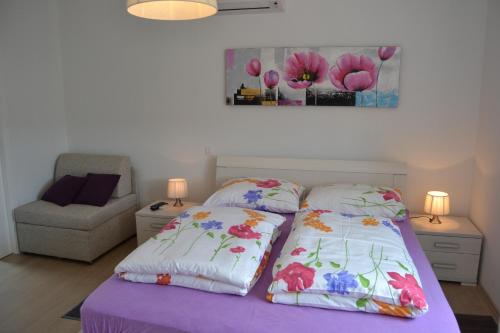 1 dormitorio con 2 camas y sofá en Villa Danica, en Labin