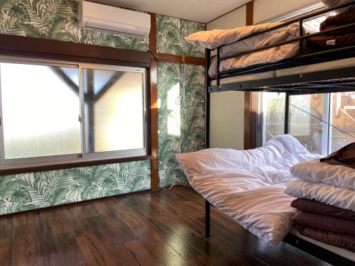 Postel nebo postele na pokoji v ubytování Takeigama Beach House