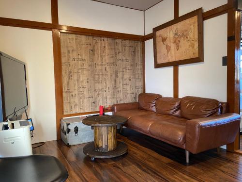 Ein Sitzbereich in der Unterkunft Takeigama Beach House