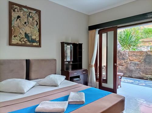 庫塔的住宿－薩普塔佩塔拉酒店，一间卧室设有一张床、一台电视和一个窗口。