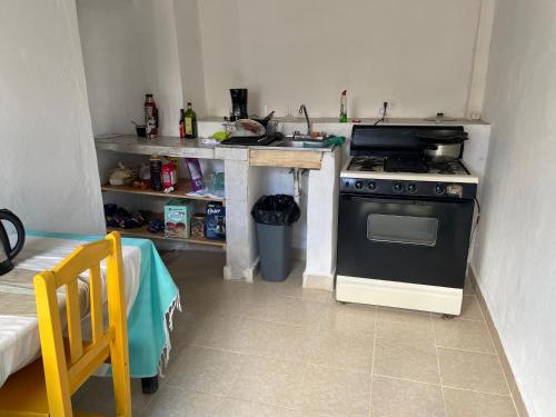 Nhà bếp/bếp nhỏ tại Proyecto Inspira Casa Creativa