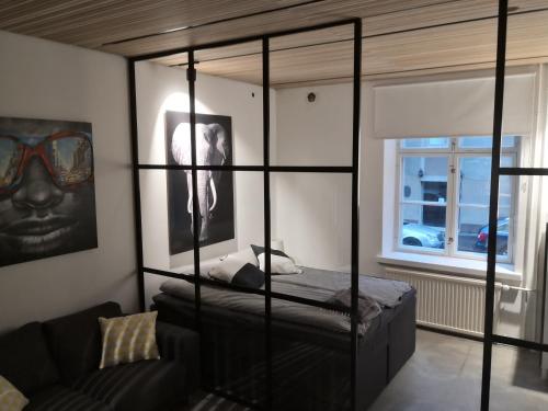 1 dormitorio con cama con dosel y ventana en Central Ojakatu, en Tampere