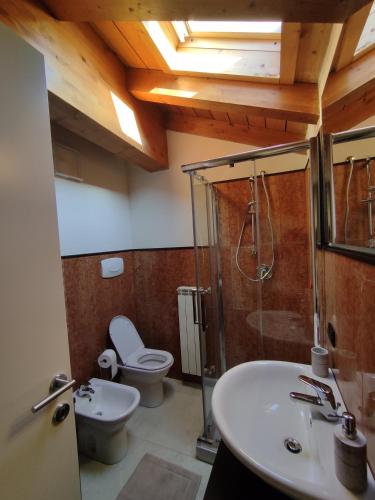 een badkamer met een toilet, een wastafel en een douche bij La corte dell'orologio in Endine Gaiano