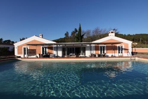 ein Haus mit Pool davor in der Unterkunft Naturarte Campo - Duna Parque Group in São Luís