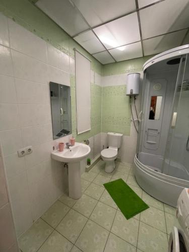 uma casa de banho com um lavatório e um WC em Apartment Belinskogo 86 em Yekaterinburg