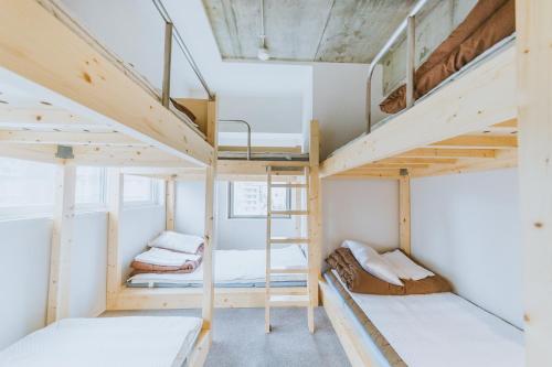 Bunk bed o mga bunk bed sa kuwarto sa The Stay Sapporo