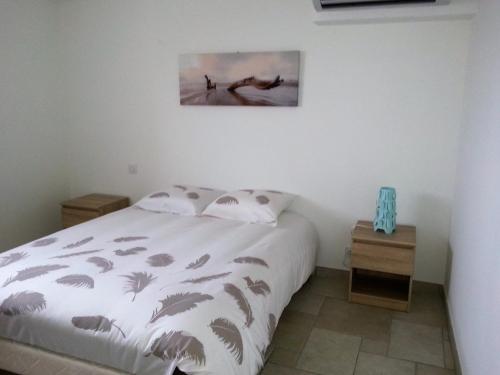 1 dormitorio con 1 cama y una foto en la pared en La Magnanerie de Fontfreyde en Gras