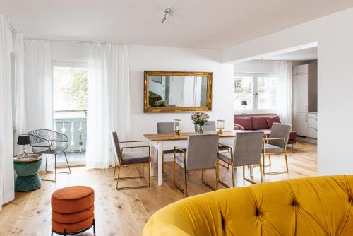 sala de estar con mesa y sofá amarillo en Villa Talblick im Naturpark Altmühltal, en Greding