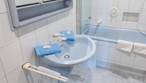 a bathroom with a toilet and a sink at Aberseeblick Pension Ellmauer in St. Wolfgang