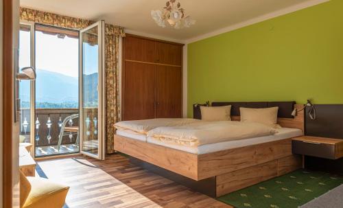 En eller flere senge i et værelse på Aberseeblick Pension Ellmauer