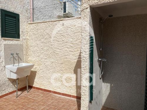 a bathroom with a sink and a shower at Villa Stella La tina - Spiaggia a 300m By Cala Salento in Torre Lapillo