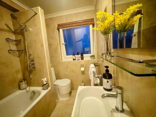 Et badeværelse på Apartment 1 minute to the beach and city centre