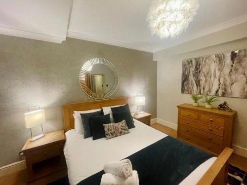 En eller flere senge i et værelse på Apartment 1 minute to the beach and city centre