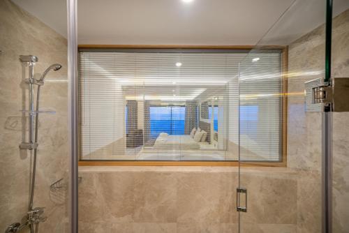 baño con ducha y ventana de cristal en ARIA RESORT & SPA HOTEL Ultra All Inclusive, en Konaklı