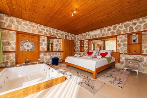 ein Schlafzimmer mit einem Bett und einer Badewanne in der Unterkunft Vinka - 1 Bedroom with jacuzzi in Kalkan in Kaş