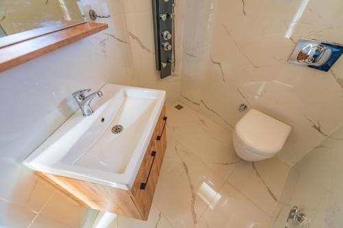 Ένα μπάνιο στο Mert - 1 Bedroom with jacuzzi in Kalkan