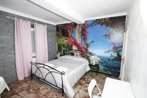 1 dormitorio con 1 cama y una pintura en la pared en Le case di Elisa 4, en Génova