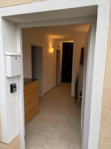 an empty hallway in a kitchen with a counter at Appartement Luna in Ruppach-Goldhausen