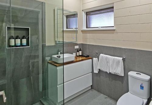 A bathroom at Comfort Inn & Suites King Avenue