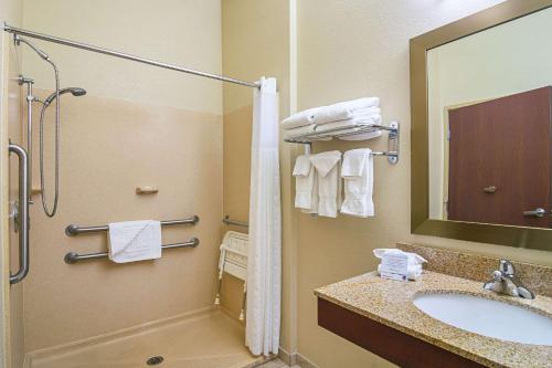 Un baño de Comfort Suites Grayslake near Libertyville North