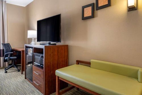 Μια τηλεόραση ή/και κέντρο ψυχαγωγίας στο Comfort Suites Elkhart North