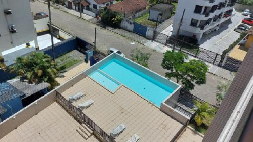 an overhead view of a swimming pool on top of a building at Fb HOME Guaruja- Apartamento proximo as praias da Enseada e Pitangueiras - WI FI in Guarujá