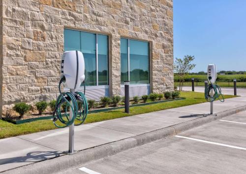 two parking meters in front of a building at La Quinta Inn & Suites by Wyndham Terrell in Terrell
