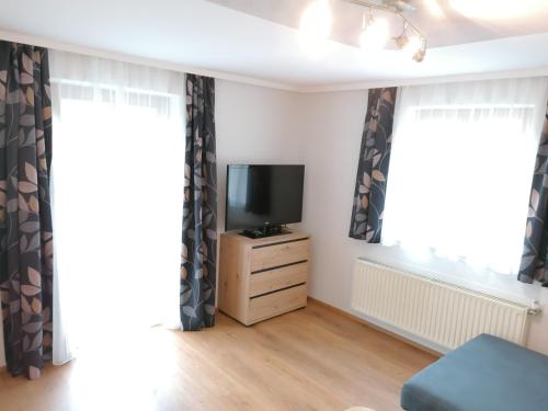Televízia a/alebo spoločenská miestnosť v ubytovaní Ferienwohnung Holzer