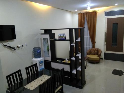 Μια τηλεόραση ή/και κέντρο ψυχαγωγίας στο Villa Keluarga Batu