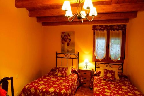 Un pat sau paturi într-o cameră la Casa Rural La Cija del Abuelo a 1 hora de Madrid