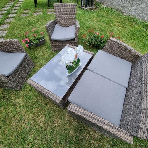 a table and chairs with a bowl of flowers on it at Gîte Jonquille, 2 à 8 personnes avec salle de jeux et SPA dans la résidence in Ventron