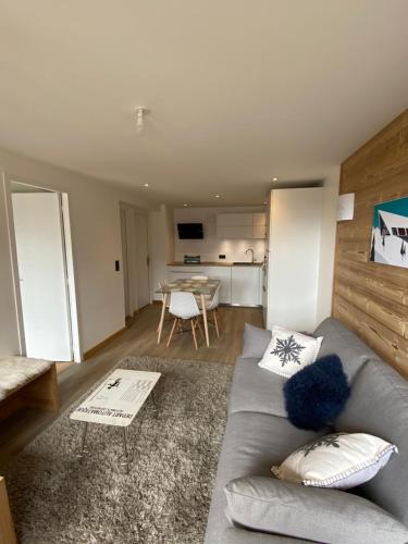 Le terrier في فوياني: غرفة معيشة مع أريكة رمادية وطاولة