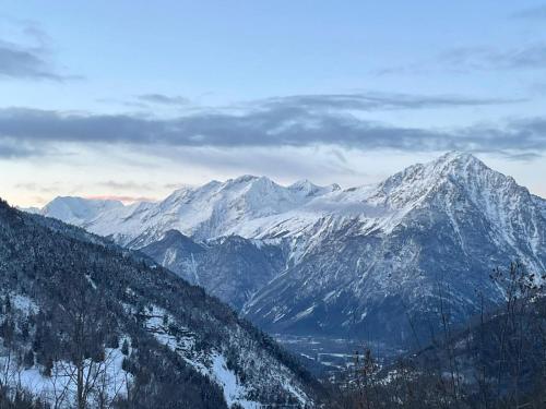 a view of a mountain range with snow covered mountains at Le terrier in Vaujany