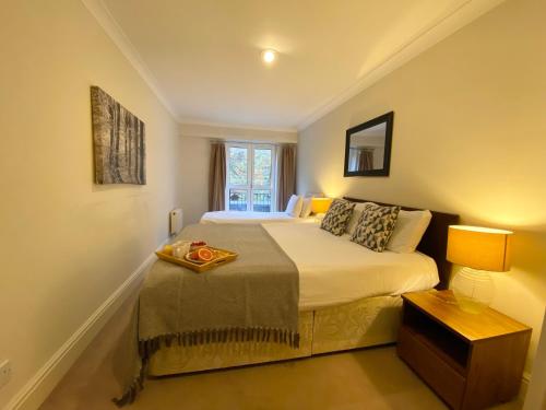 Stylish Apartments in Victoria & Westminster tesisinde bir odada yatak veya yataklar