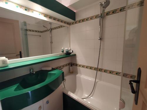 La salle de bains est pourvue d'un lavabo vert et d'une douche. dans l'établissement Hasparren-121 T2 terrasse et piscine, à Urrugne