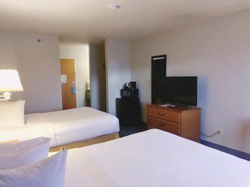 Un ou plusieurs lits dans un hébergement de l'établissement Days Inn by Wyndham Osage Beach Lake of the Ozarks