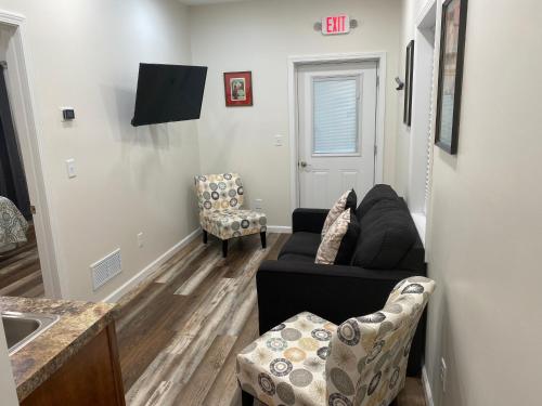 a living room with a couch and a chair at Hermann Crown Suites in Hermann