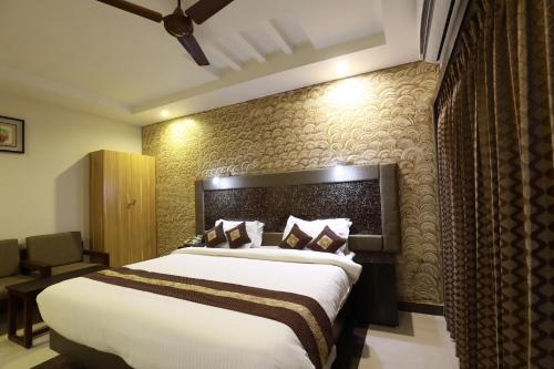 En eller flere senger på et rom på Hotel Mayas