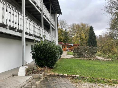 un edificio blanco con un patio al lado de una casa en Villa Talblick im Naturpark Altmühltal, en Greding