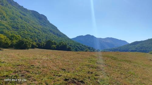 eine unbefestigte Straße auf einem Feld mit Bergen im Hintergrund in der Unterkunft Mírame Casa Vacanza in Ovindoli