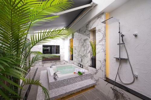 HOTEL Dior7つくば في تسوشيورا: حمام مع حوض استحمام ومغسلة
