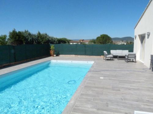 - une piscine avec une terrasse et une clôture dans l'établissement Villa Caramel, à Saint-Jean-de-Maruéjols-et-Avéjan