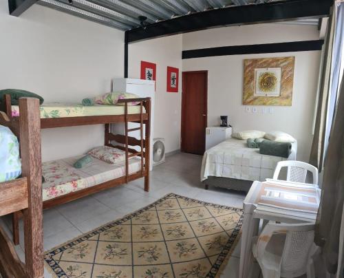 een kamer met 2 stapelbedden en een tafel bij Rio Guesthouse - Um quarteirão da Praia de Copacabana in Copacabana