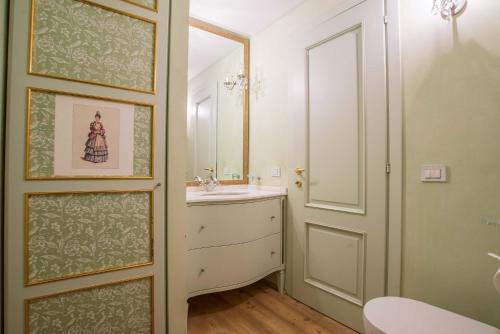A bathroom at Sant'Angelo - Fenice Apartments in Venice